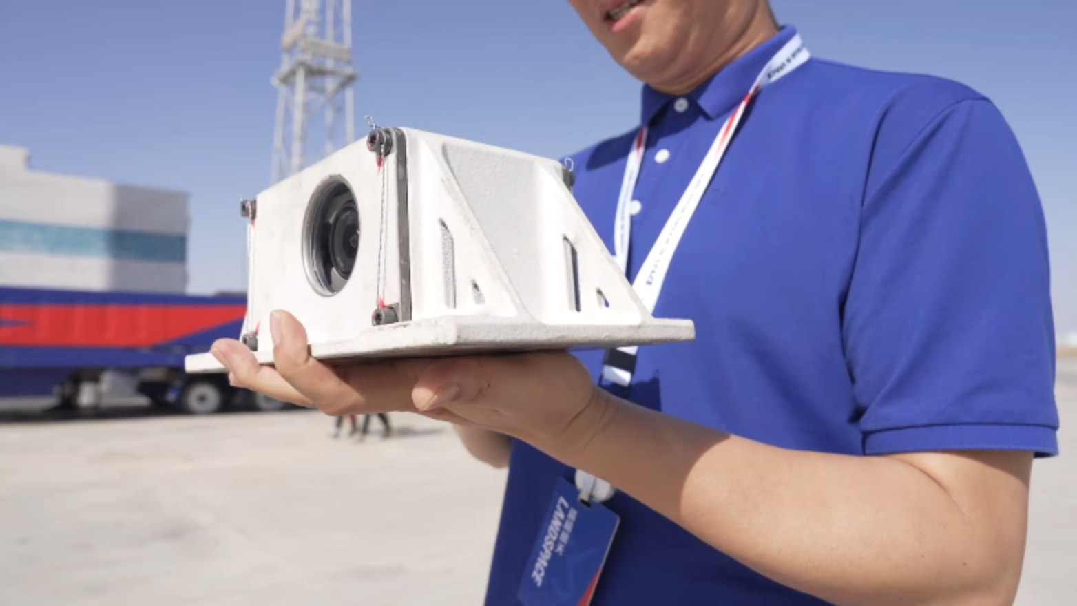 Une caméra DJI Osmo Action 6 préparée pour être fixée sur la fusée Zhuque-3