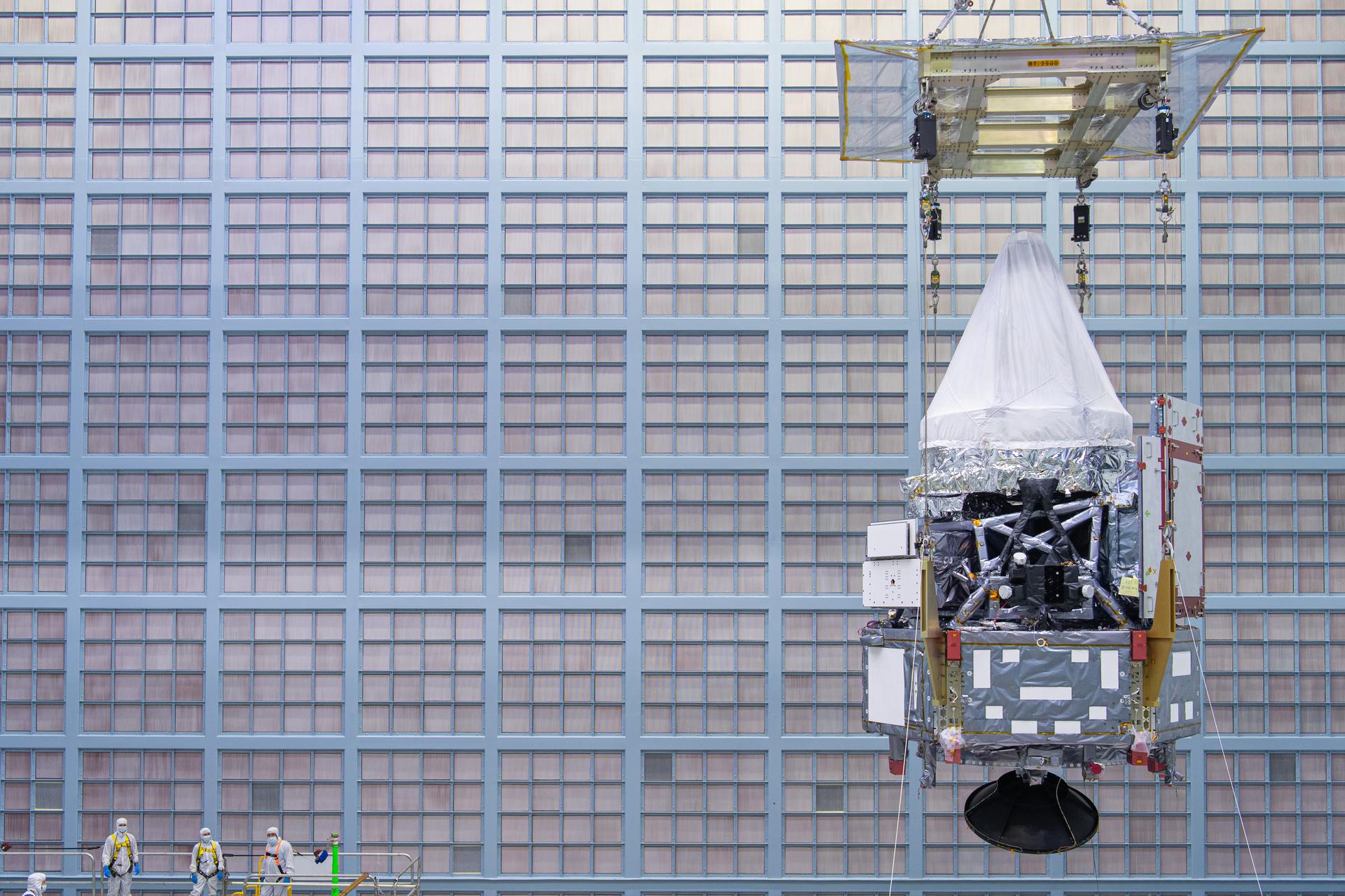 Le télescope spatial Nancy Grace Roman soulevé par une grue dans la salle blanche du centre Goddard de la NASA