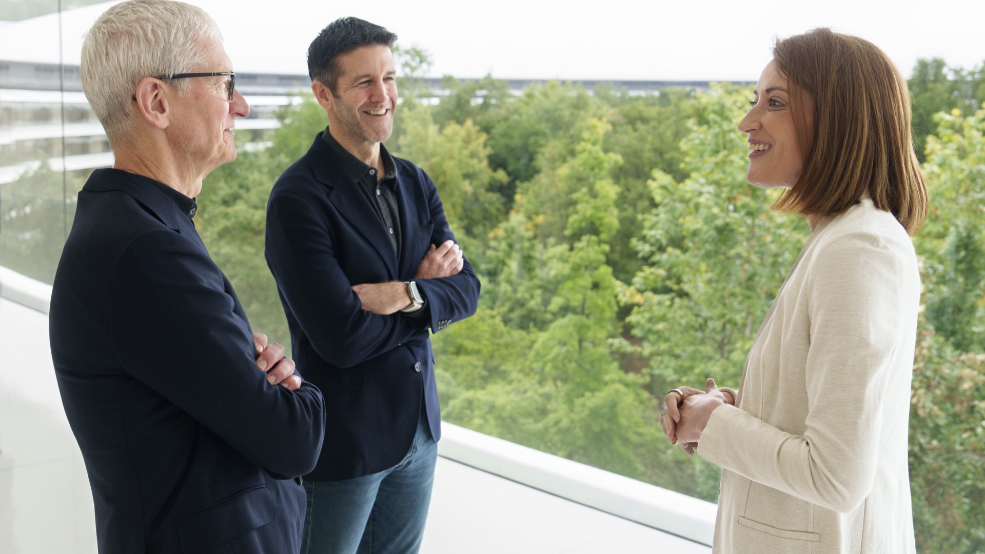 Tim Cook et John Ternus avec Roberta Metsola à Apple Park en mai 2026