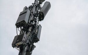 Antennes et equipements de telephonie mobile fixes sur un pylône, vus en contre-plongée