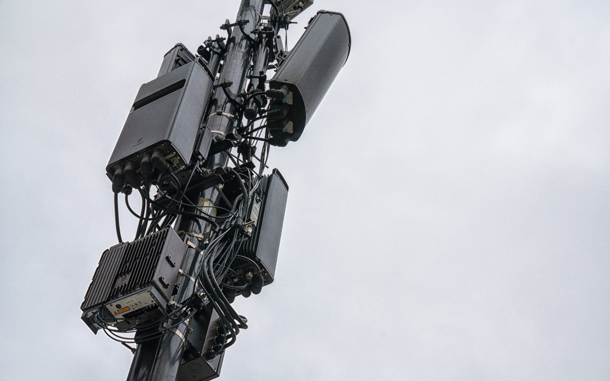 Antennes et equipements de telephonie mobile fixes sur un pylône, vus en contre-plongée