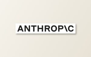 Logo de la marque Anthropic, posé sur un fond papier clair avec une ombre portée