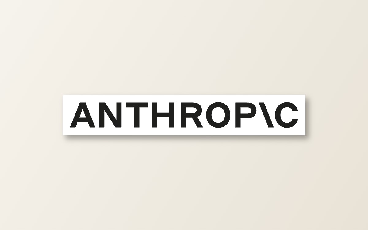 Logo de la marque Anthropic, posé sur un fond papier clair avec une ombre portée