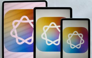 Un Mac, un iPad et un iPhone affichant le logo Apple Intelligence