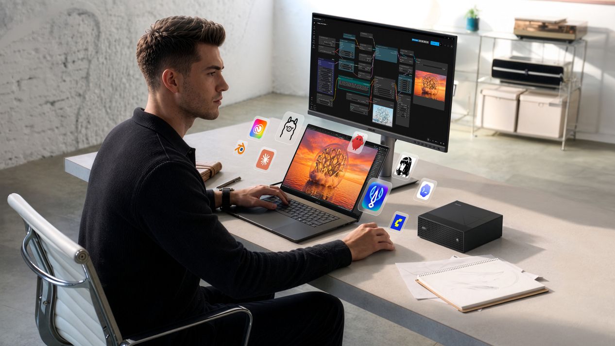 Un créateur travaille sur un portable ASUS ProArt relié à un écran et au mini-PC GR1X