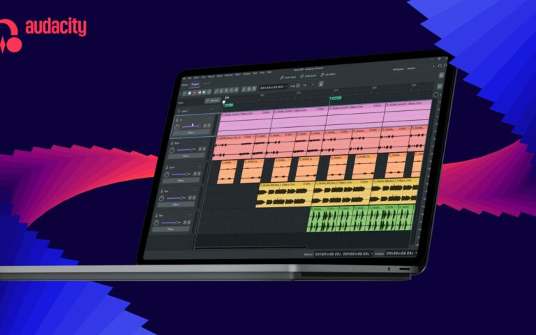 L’interface sombre d’Audacity 4 affichée sur un ordinateur portable, avec ses pistes et ses clips colorés