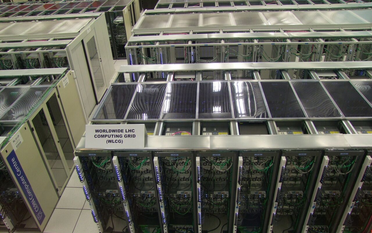 Baie de serveurs ouverte, câbles et disques apparents, dans une salle informatique