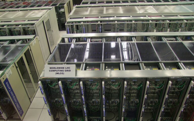 Baie de serveurs ouverte, câbles et disques apparents, dans une salle informatique