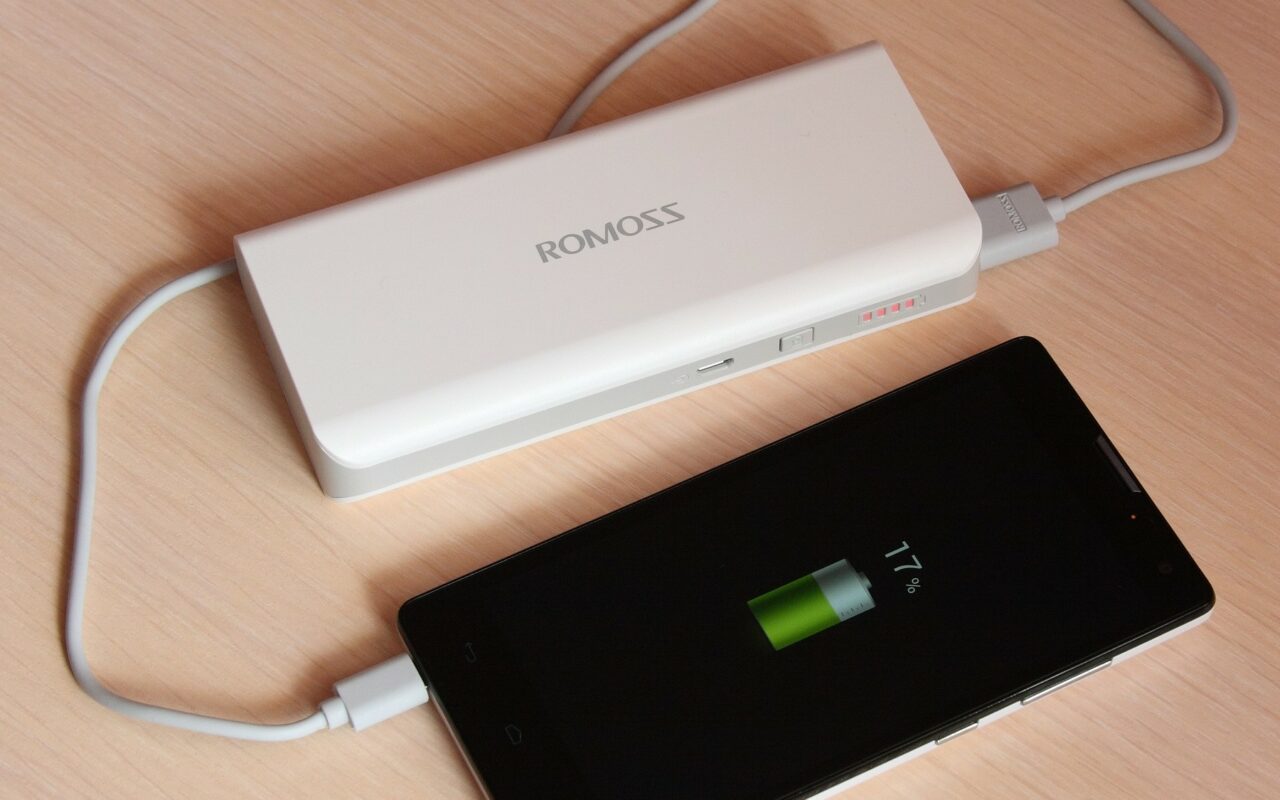 Batterie externe de poche posée sur une table, avec son câble