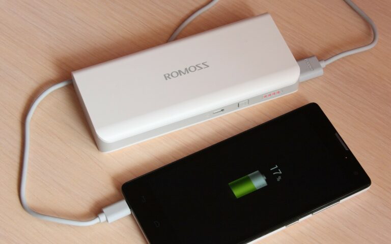 Batterie externe de poche posée sur une table, avec son câble