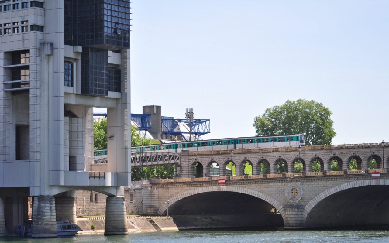 Le ministère de l'Économie et des Finances à Bercy, Paris, dont dépend la DGFiP, vu depuis le pont de Bercy
