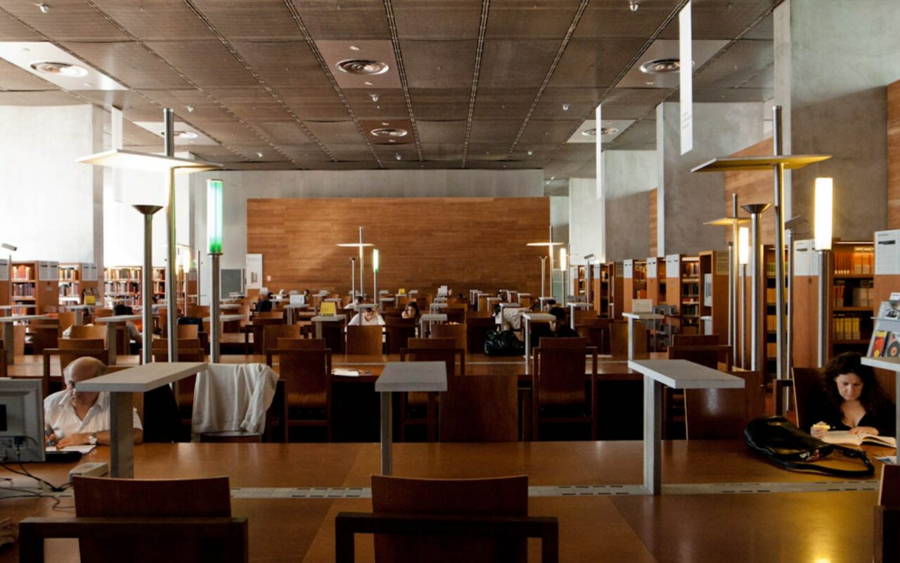 Salle de lecture de la Bibliothèque nationale de France, tables, lampes et rayonnages en bois