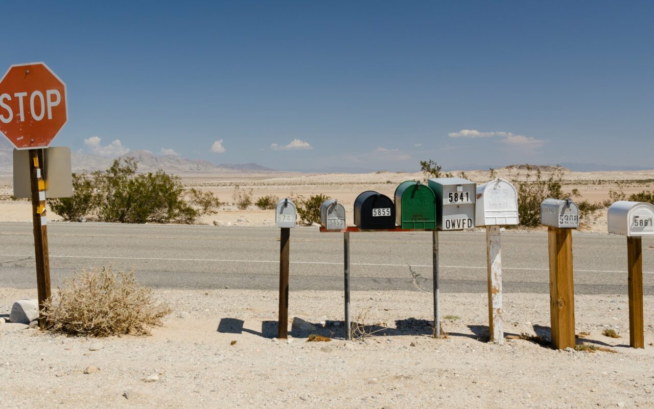 Rangee de boites aux lettres metalliques alignees au bord d une route
