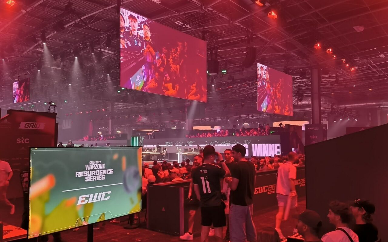 Scène de tournoi Call of Duty Warzone à l'Esports World Cup 2026, éclairage rouge et écrans géants