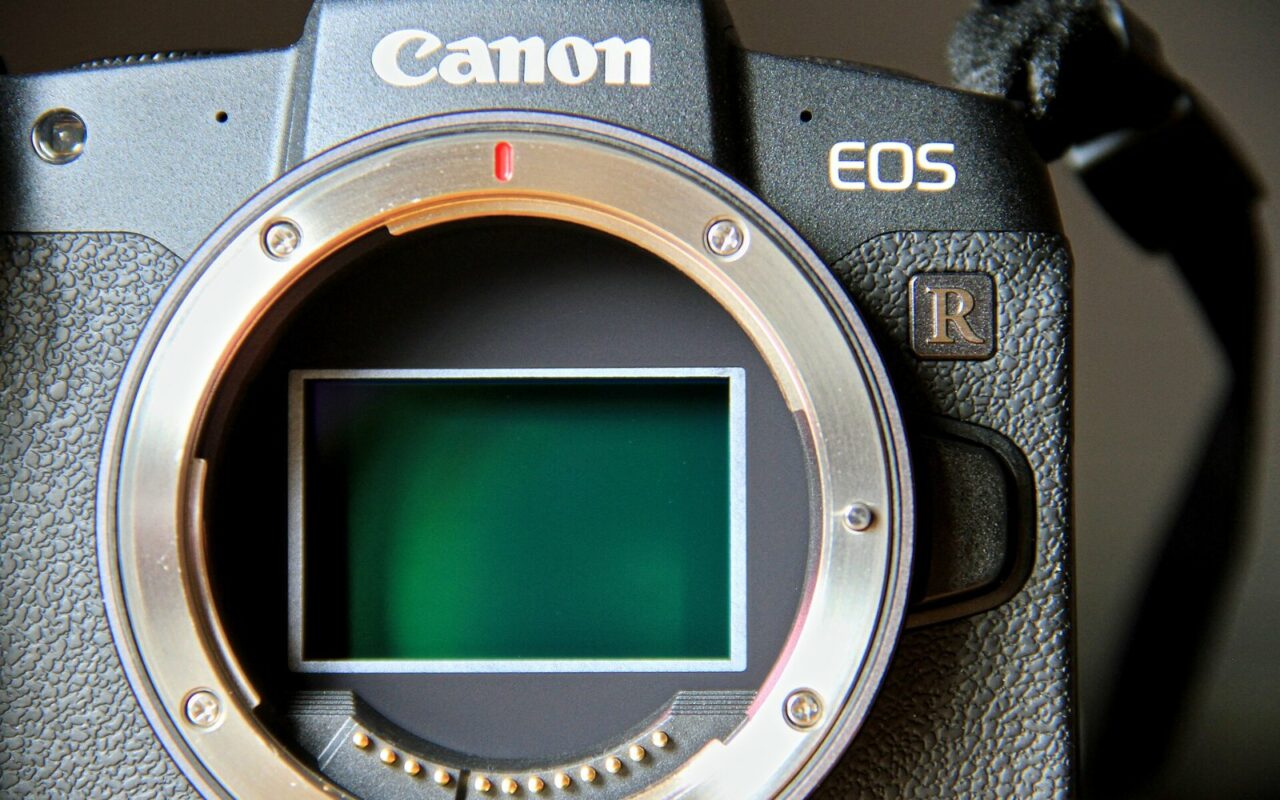 Capteur d’image CMOS visible dans la monture d’un boîtier photo Canon, objectif retiré