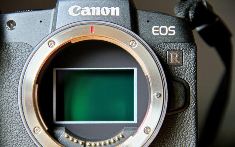 Capteur d’image CMOS visible dans la monture d’un boîtier photo Canon, objectif retiré