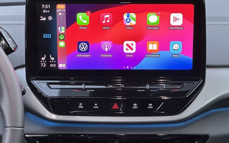 Écran CarPlay allumé sur la console centrale d’une voiture, illustration générique de la navigation sur iPhone