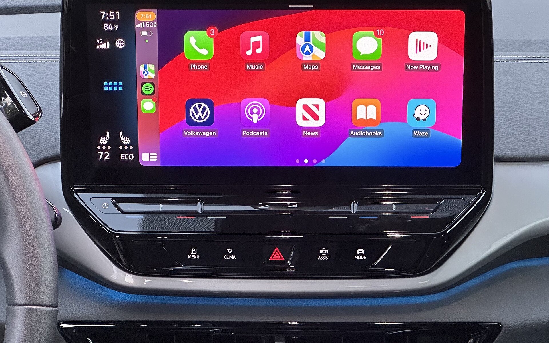 Écran CarPlay allumé sur la console centrale d’une voiture, illustration générique de la navigation sur iPhone