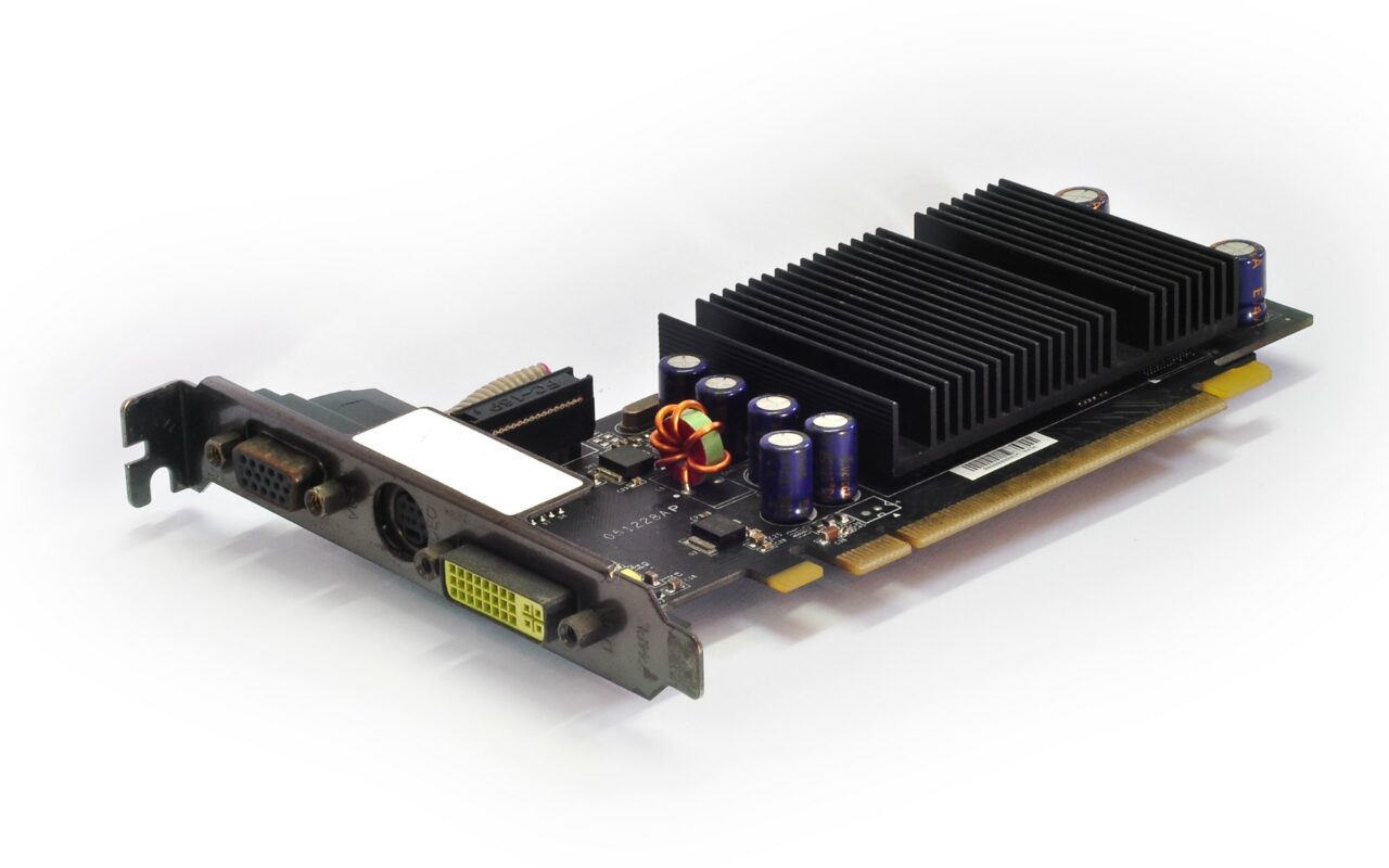 Carte graphique NVIDIA posee sur une surface claire, ventilateur et connecteurs visibles
