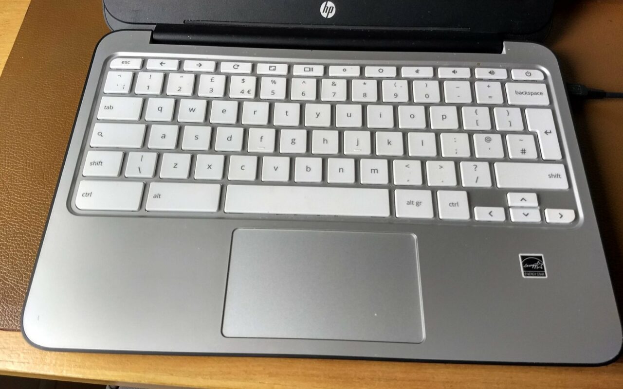 Clavier et pavé tactile d'un ordinateur portable Chromebook HP gris et blanc, vu de dessus