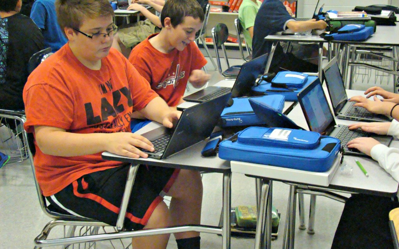 Élèves travaillant sur des Chromebooks en classe