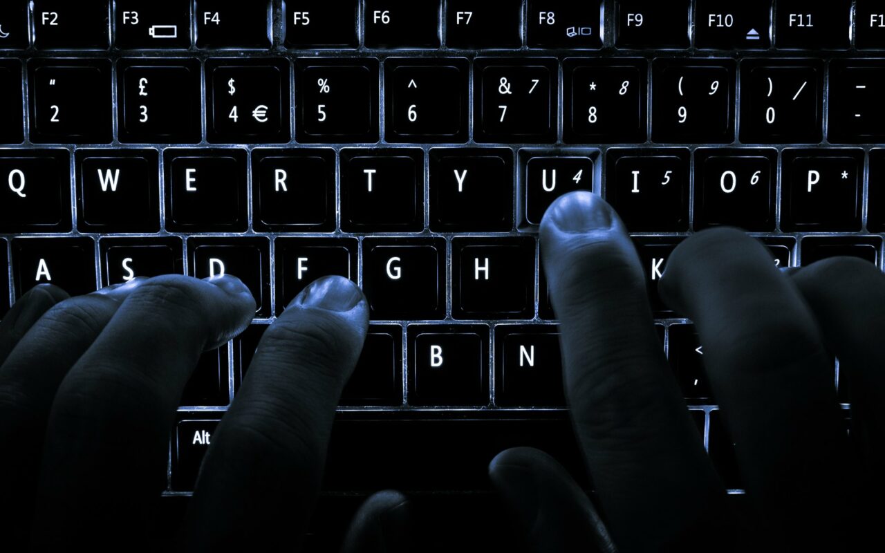 Clavier d ordinateur retroeclaire photographie dans la penombre