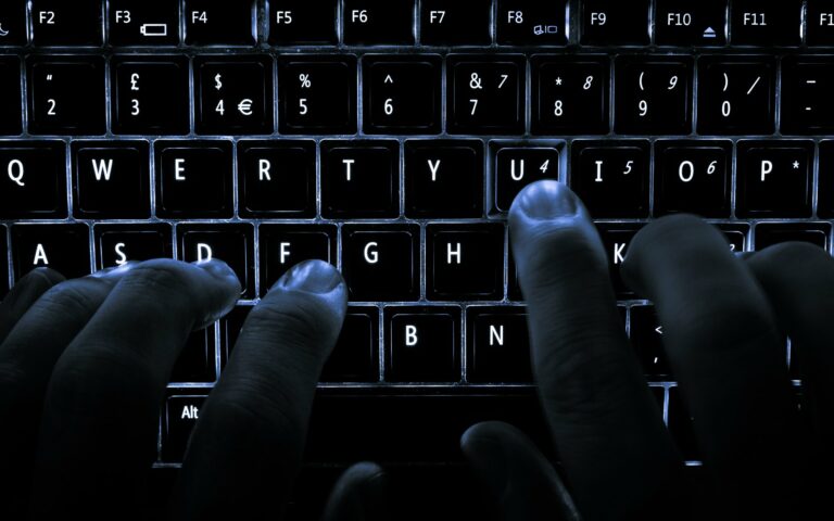 Clavier d ordinateur retroeclaire photographie dans la penombre