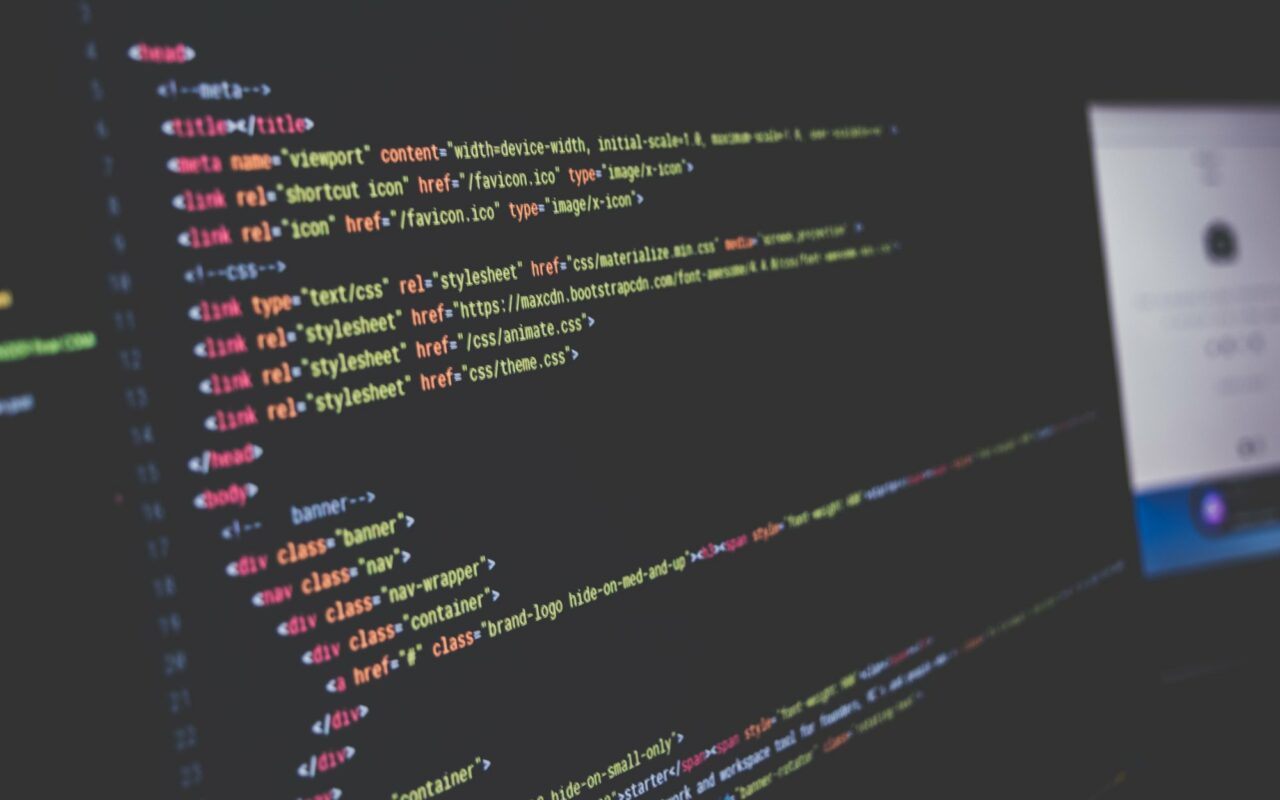 Ecran affichant des lignes de code source colorees