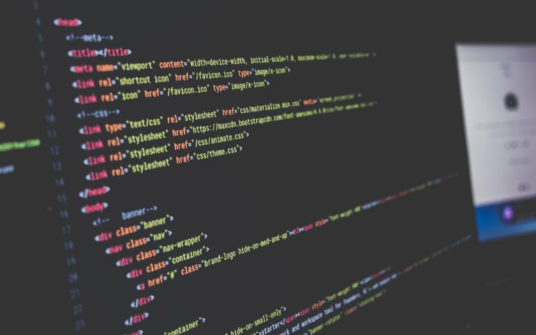 Ecran affichant des lignes de code source colorees