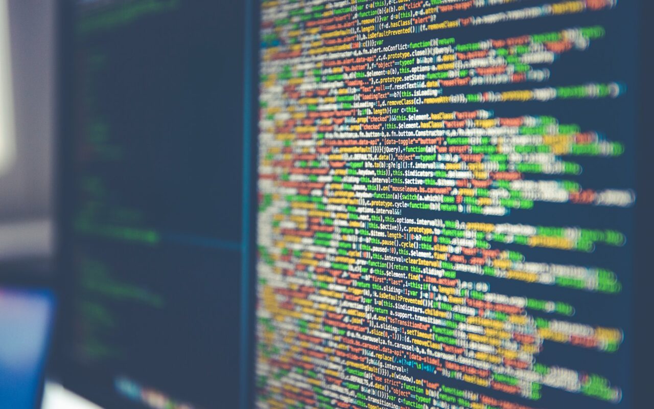Ecran d ordinateur affichant des lignes de code colorees