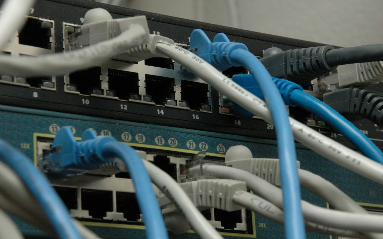 Commutateurs reseau empiles, cables de couleurs branches sur les ports