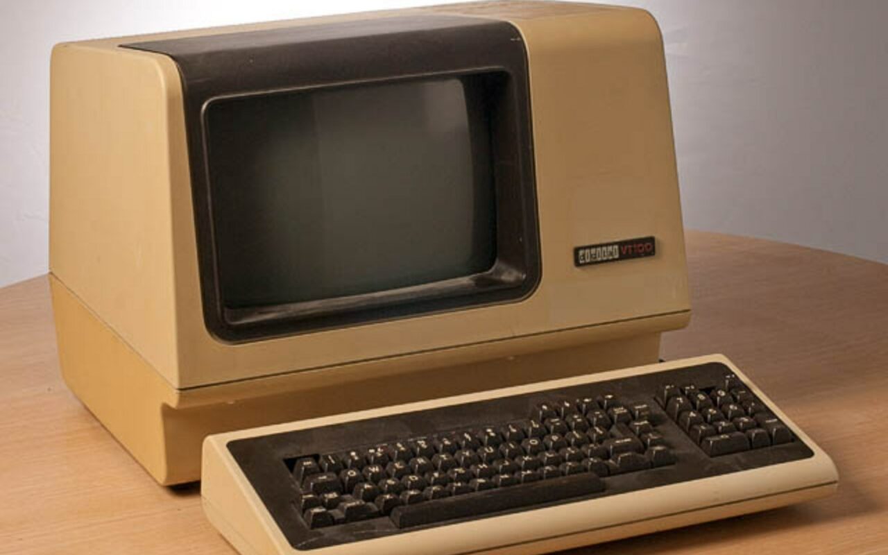 Terminal DEC VT100, écran cathodique beige et clavier, posé sur un bureau