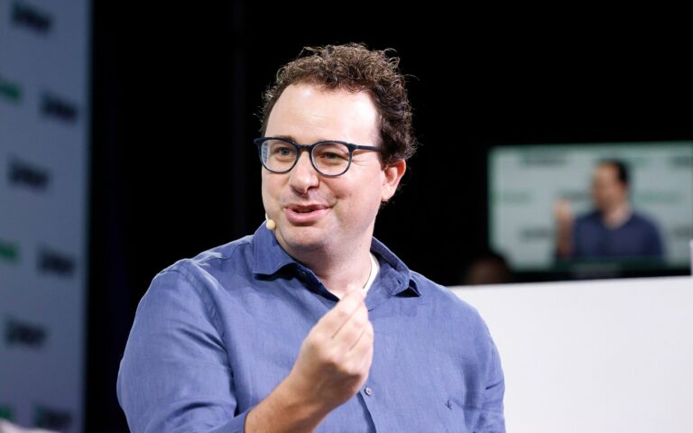 Dario Amodei, patron d'Anthropic, s'exprime sur scène lors de TechCrunch Disrupt 2023