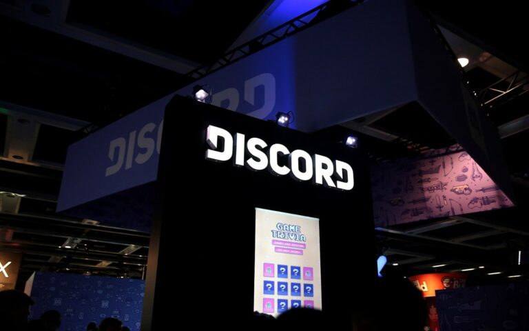 Stand Discord au PAX West 2018 à Seattle, enseigne lumineuse « DISCORD » sur une structure noire