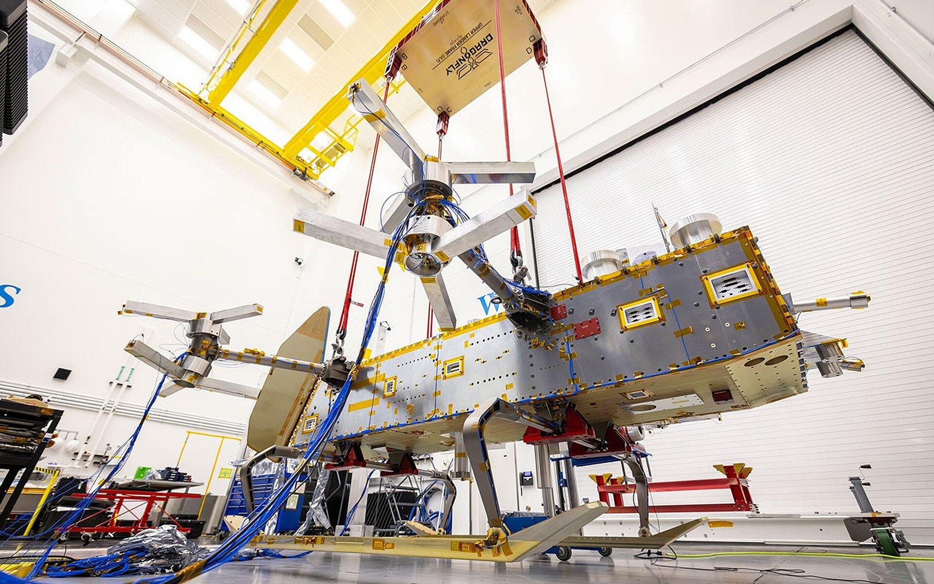 L’engin Dragonfly suspendu lors d’un essai de vibration dans un hall d’essais de la NASA