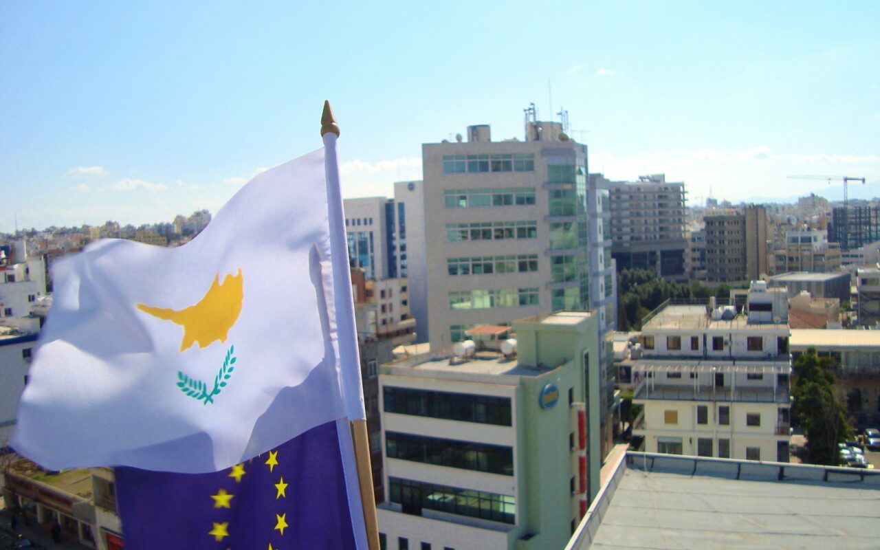 Drapeaux bleus etoiles de l Union europeenne flottant au sommet d un batiment