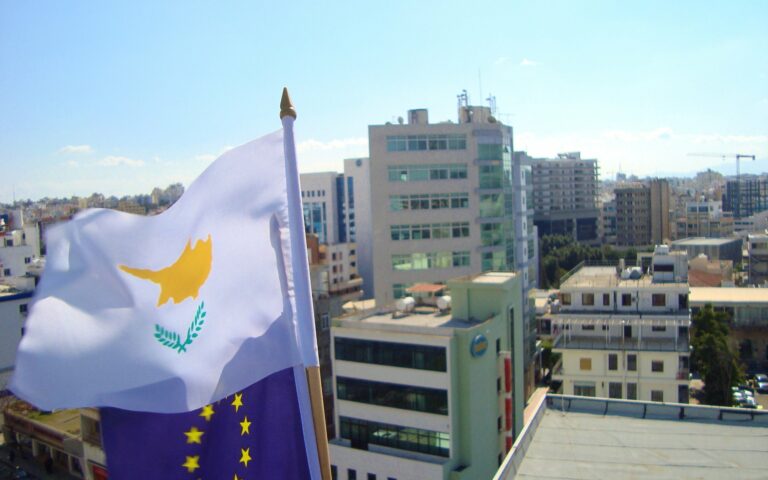 Drapeaux bleus etoiles de l Union europeenne flottant au sommet d un batiment