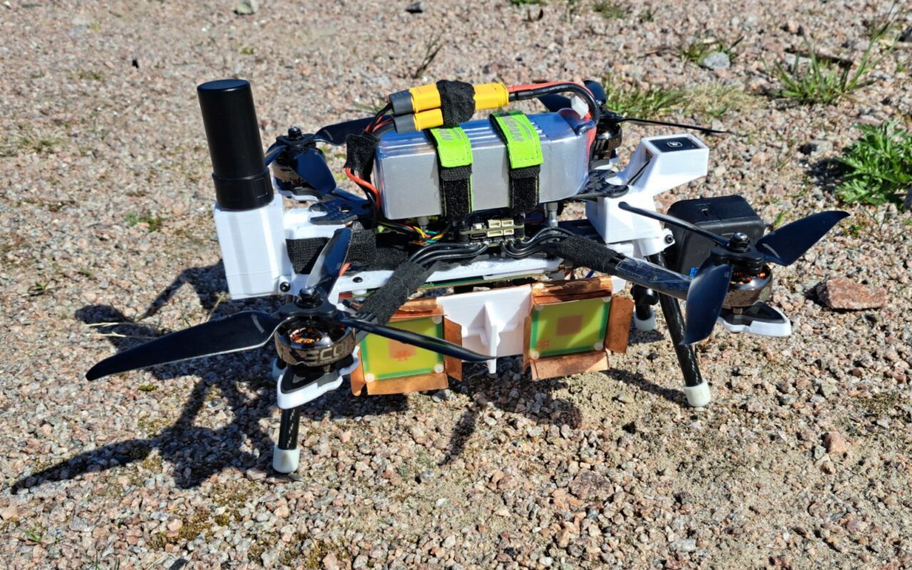 Le drone radar de Henrik Forstén posé au sol, avec ses antennes radar sous le châssis, son GPS RTK et une caméra