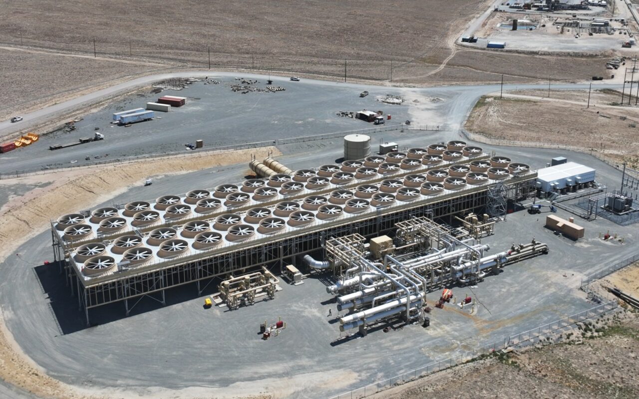 Vue aérienne de la centrale géothermique Cape Station de Fervo Energy, avec ses aérorefroidisseurs