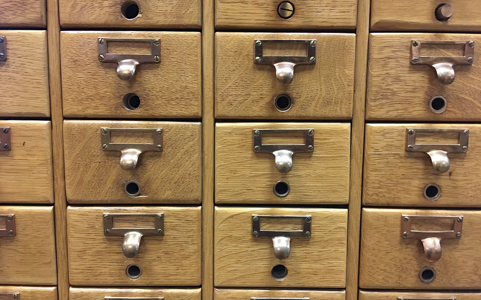 Meuble à fiches en bois d’une bibliothèque, avec ses tiroirs étiquetés