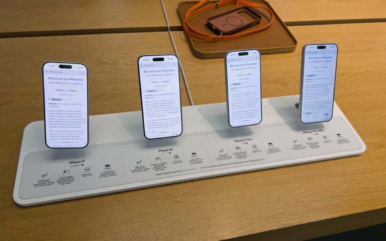 Les quatre modèles de la gamme iPhone 17 posés côte à côte