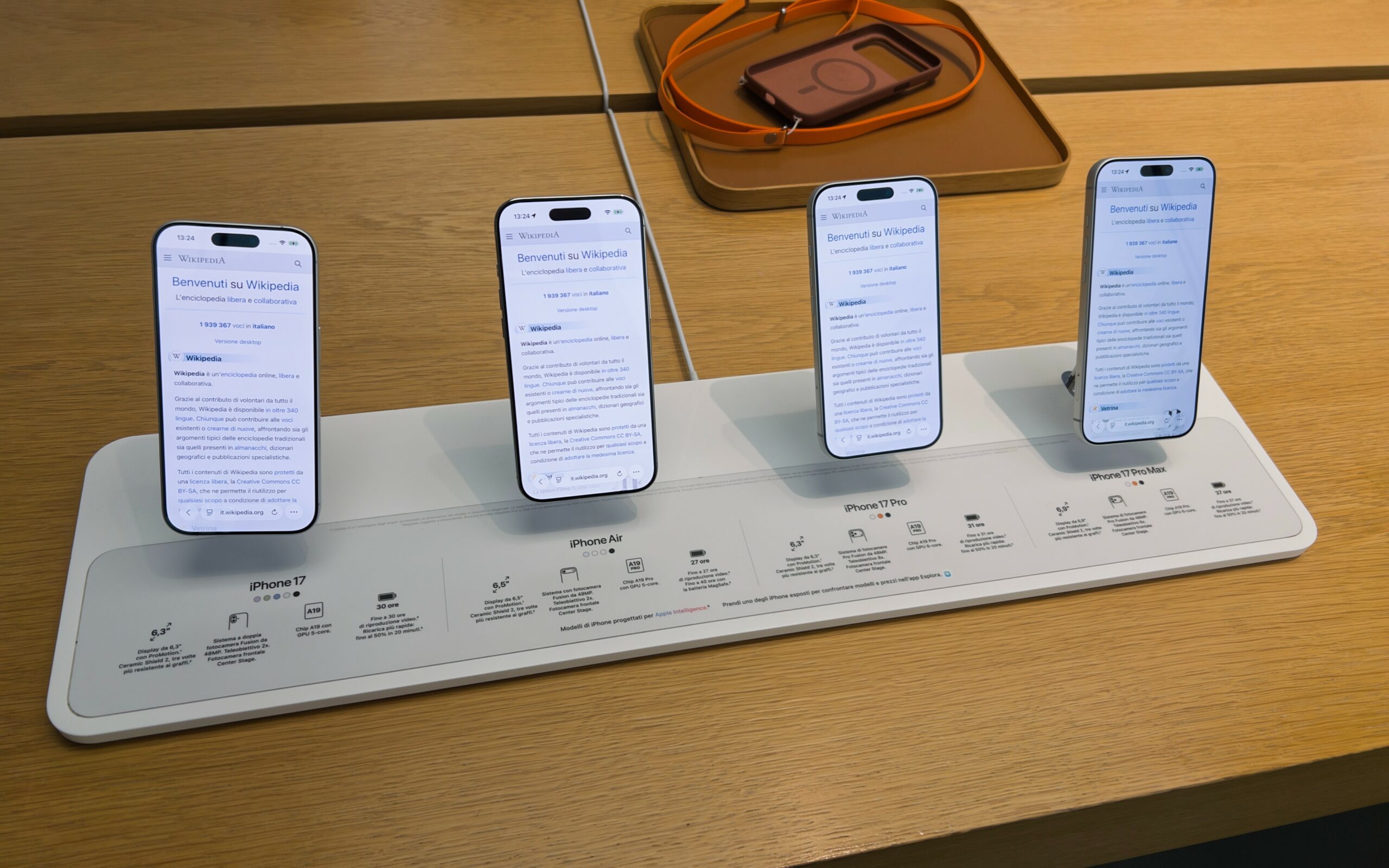 Les quatre modèles de la gamme iPhone 17 posés côte à côte
