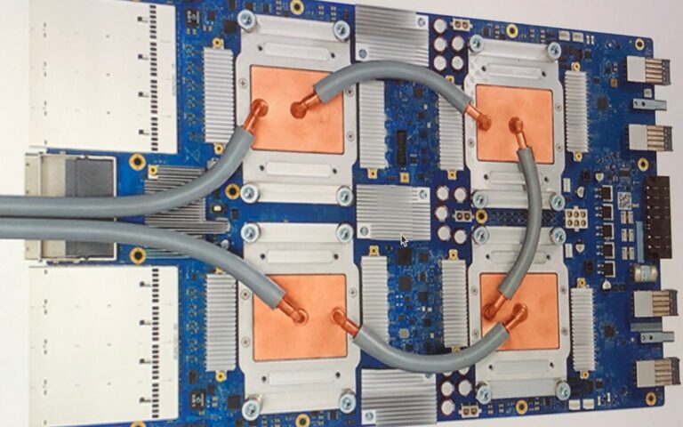 Carte Google Tensor Processing Unit v3 avec ses blocs de refroidissement liquide et ses tuyaux