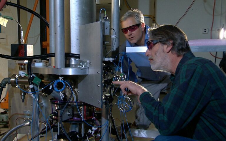 Instrument de laboratoire cylindrique constituant une horloge atomique a fontaine de cesium
