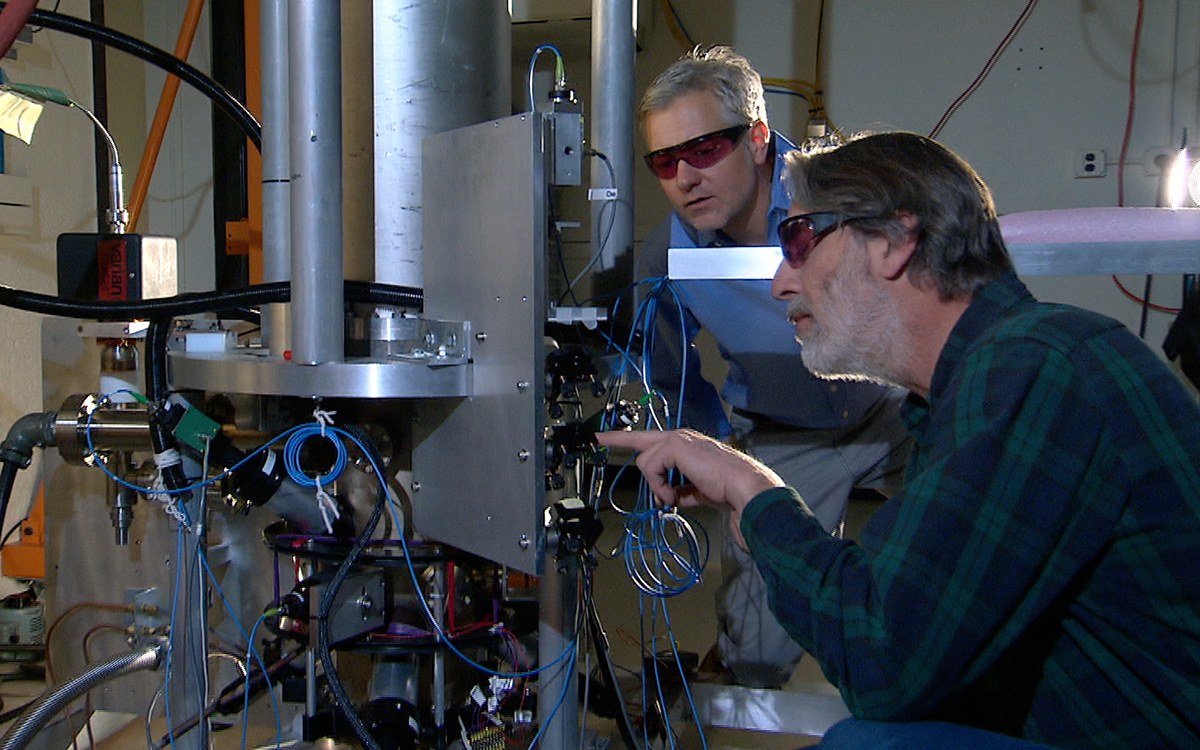 Instrument de laboratoire cylindrique constituant une horloge atomique a fontaine de cesium