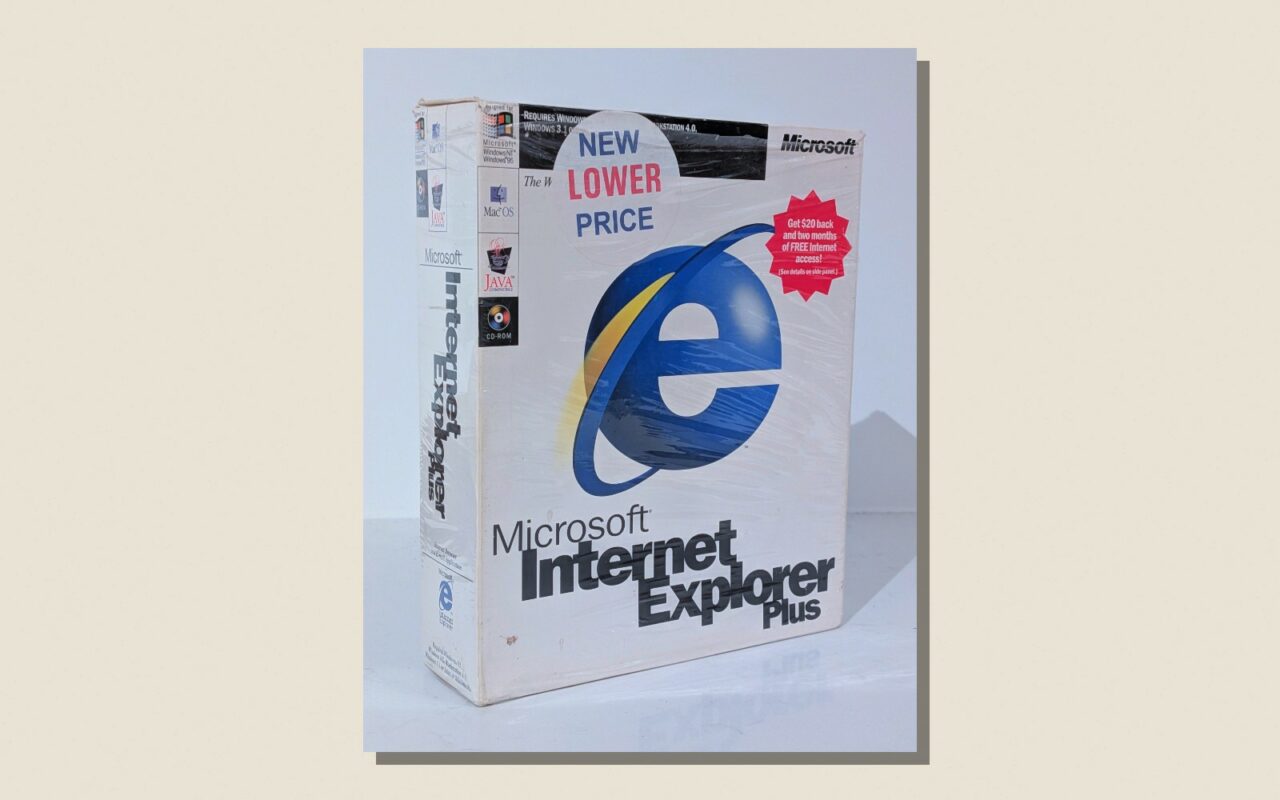 Boite cartonnee de vente au detail d Internet Explorer 4 Plus, posee sur un fond papier