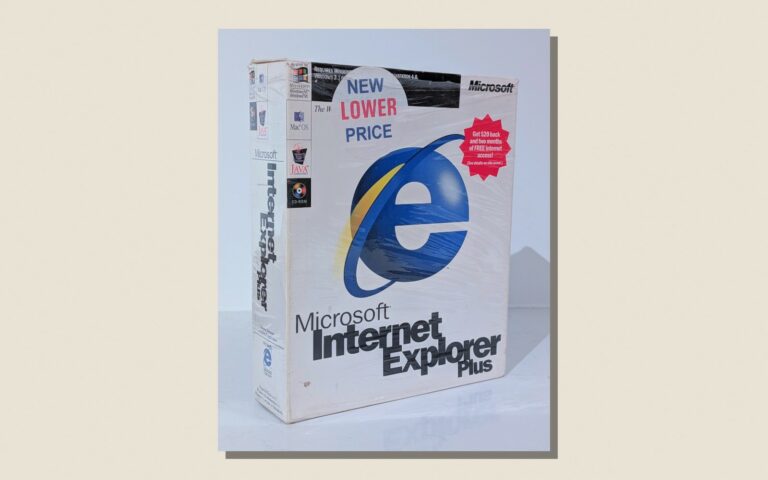 Boite cartonnee de vente au detail d Internet Explorer 4 Plus, posee sur un fond papier