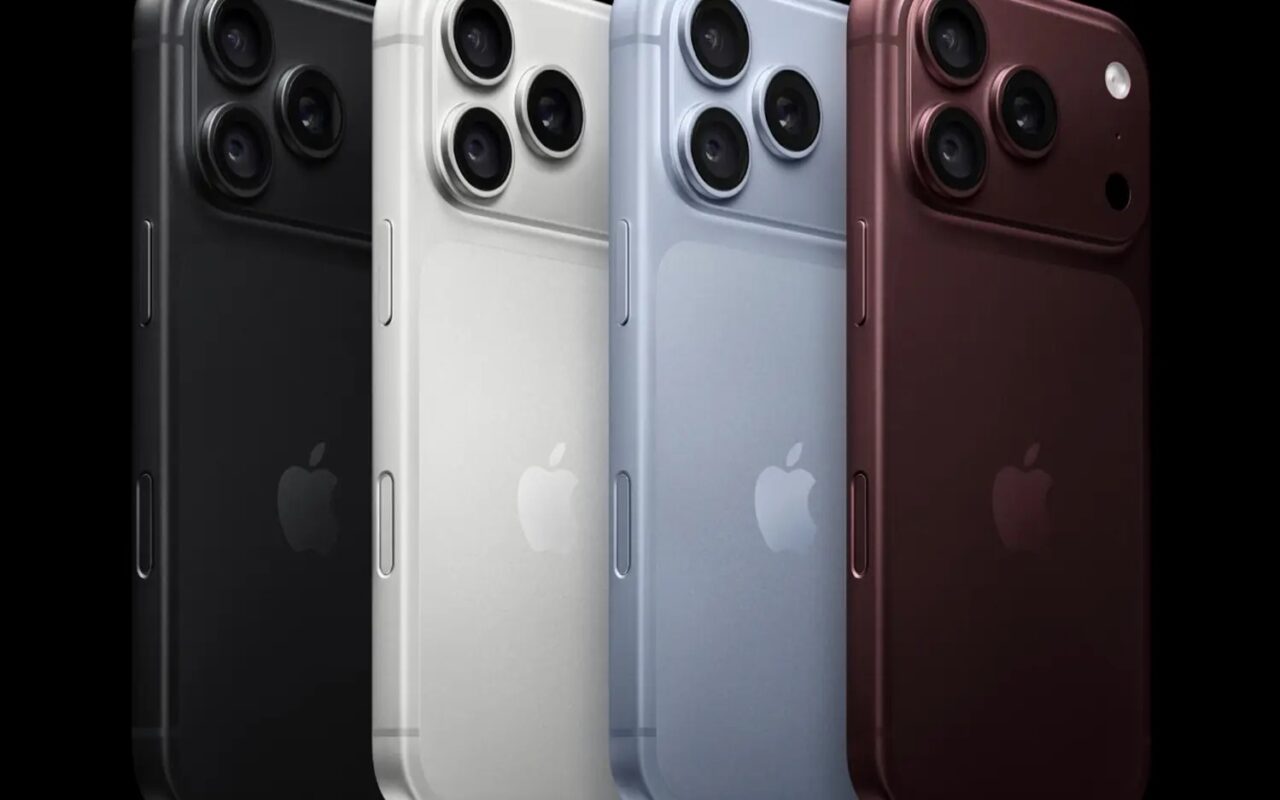 Quatre iPhone 18 Pro vus de dos, alignés, dans les coloris bordeaux, glacier, argent et noir.