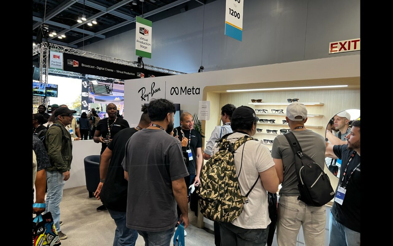 Des visiteurs se pressent autour d’un stand de lunettes connectées lors d’un salon professionnel.