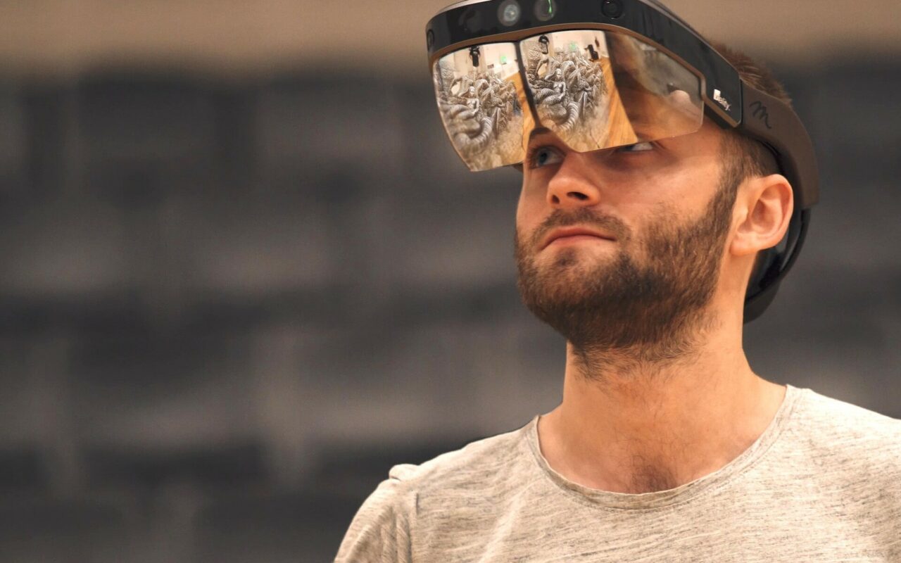 Une personne portant des lunettes de réalité augmentée